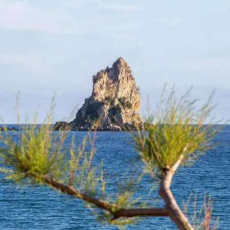 Black Rocks Luxury Seafront *