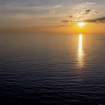 Black Rocks Luxury Seafront 펜션 *