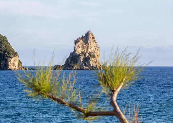 Black Rocks Luxury Seafront *