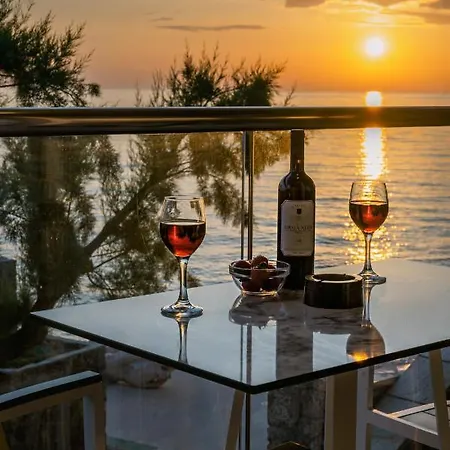 Black Rocks Luxury Seafront Агиос-Гордиос