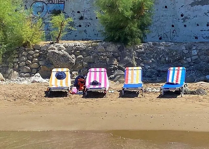 Black Rocks Luxury Seafront *