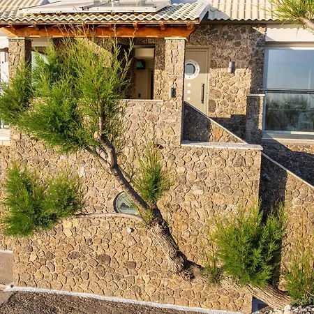 Black Rocks Luxury Seafront Дом отдыха Агиос-Гордиос