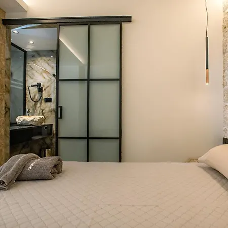 Black Rocks Luxury Seafront *