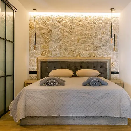 Black Rocks Luxury Seafront Агиос-Гордиос