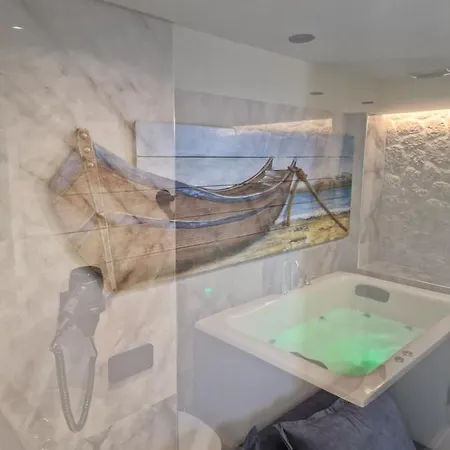 Black Rocks Luxury Seafront *