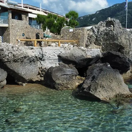 Black Rocks Luxury Seafront Дом отдыха